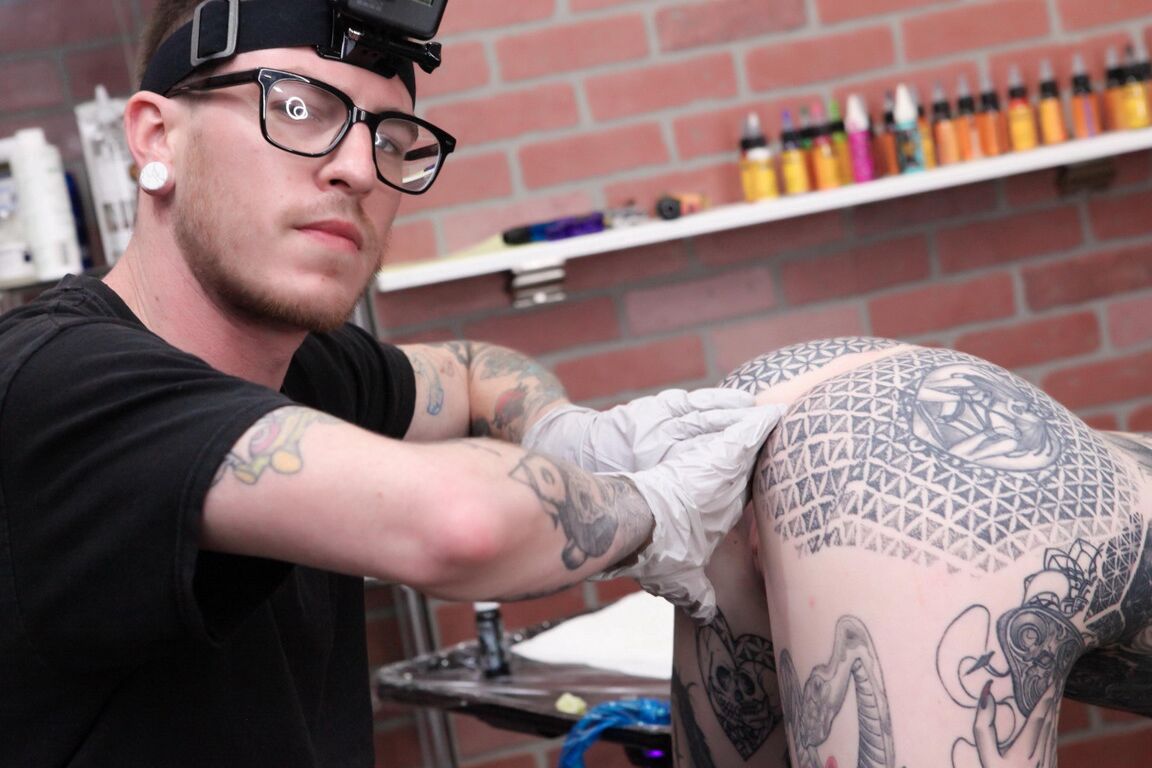 Amber Luke, une femme britannique de 10P, se fait tatouer l'anus avant de se faire baiser.