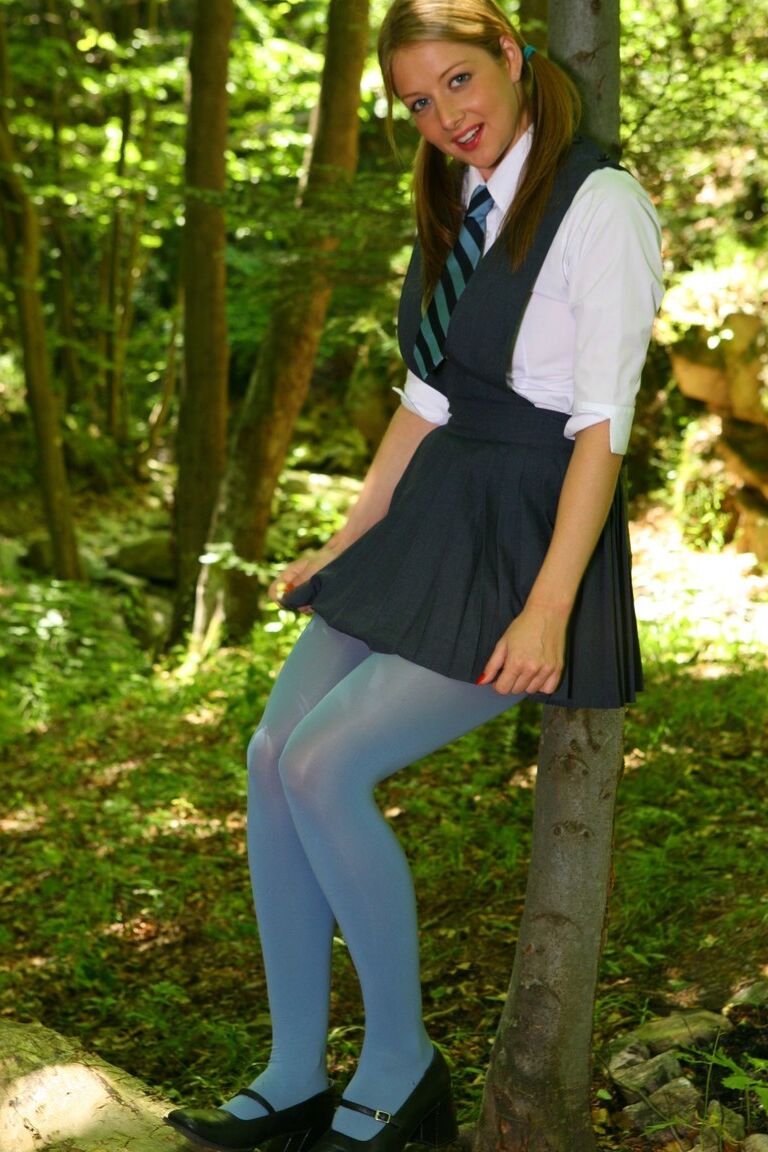 21P College-Studentin mit Zöpfen Nikki F macht es oben ohne tief im Wald