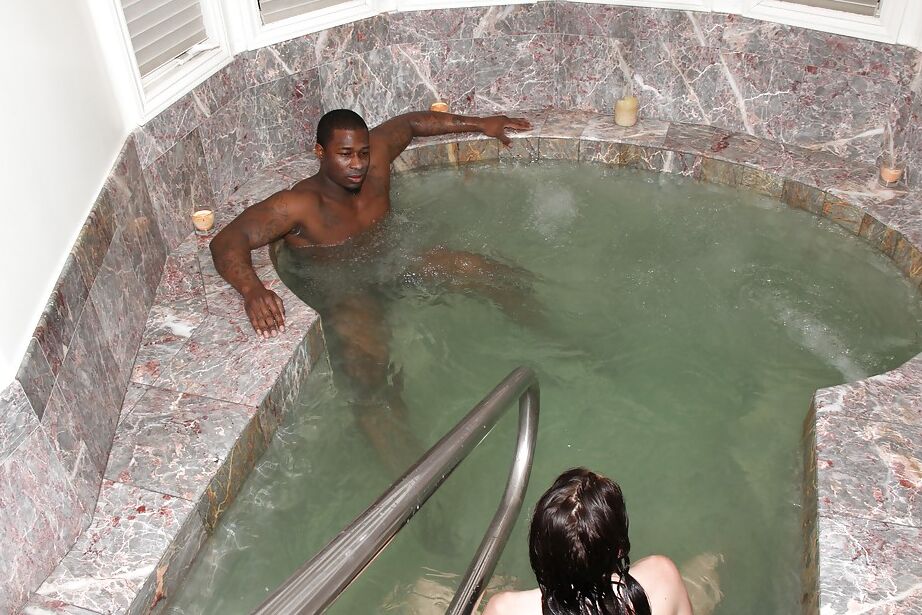 16P Interracial Blowjob im Pool von der versauten Teenagerin Jodi Taylor