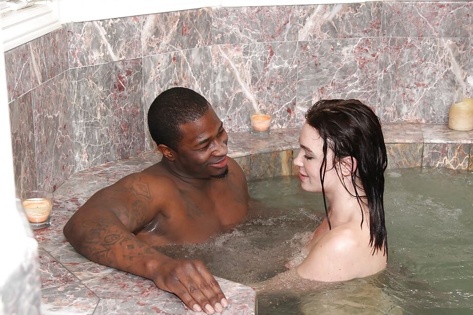 16P Interracial Blowjob im Pool von der versauten Teenagerin Jodi Taylor