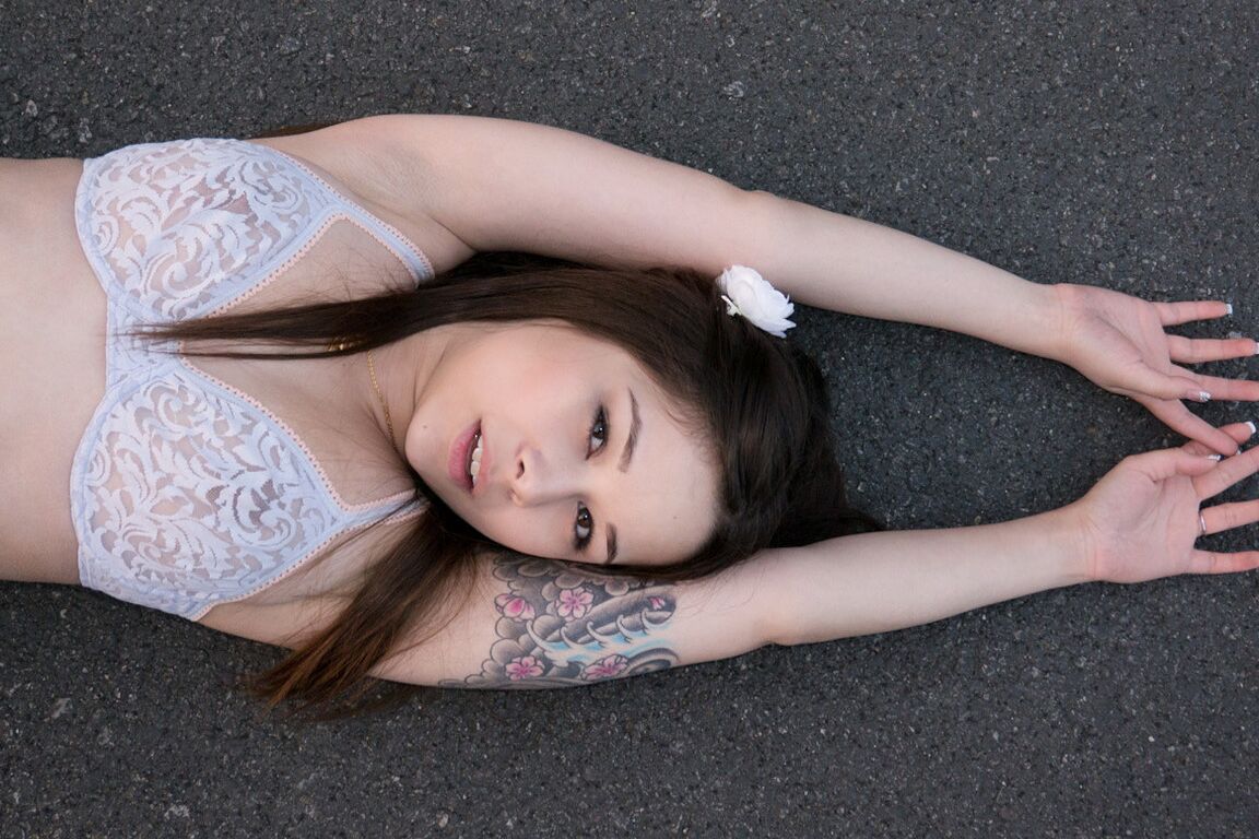Die 12-jährige asiatisch-amerikanische Teenagerin Mika Sparx zieht sich mitten auf der Straße bis auf ihre Unterwäsche aus