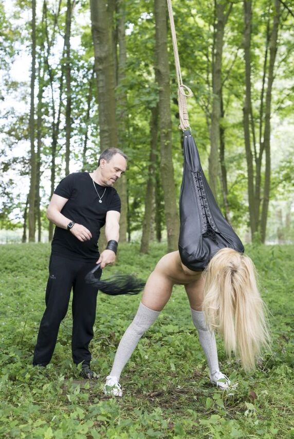 Das 16-jährige blonde Mädchen Candee Licious lutscht einen Schwanz, nachdem es während der BDSM-Action mit dem Rohrstock verprügelt wurde