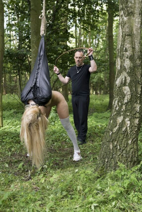 Das 16-jährige blonde Mädchen Candee Licious lutscht einen Schwanz, nachdem es während der BDSM-Action mit dem Rohrstock verprügelt wurde