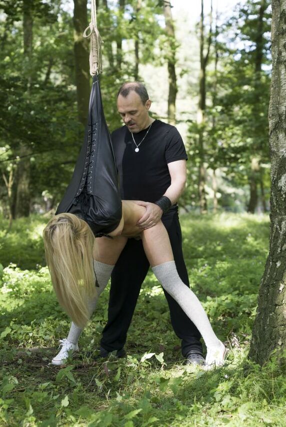 Das 16-jährige blonde Mädchen Candee Licious lutscht einen Schwanz, nachdem es während der BDSM-Action mit dem Rohrstock verprügelt wurde