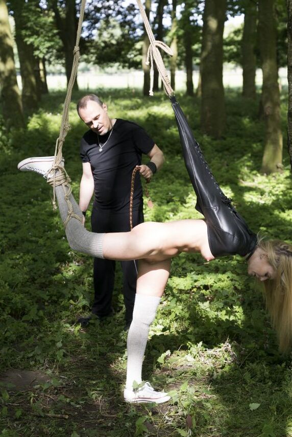 Das 16-jährige blonde Mädchen Candee Licious lutscht einen Schwanz, nachdem es während der BDSM-Action mit dem Rohrstock verprügelt wurde