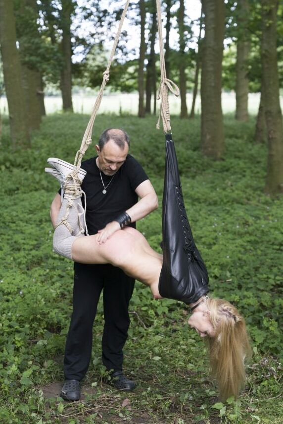 Das 16-jährige blonde Mädchen Candee Licious lutscht einen Schwanz, nachdem es während der BDSM-Action mit dem Rohrstock verprügelt wurde