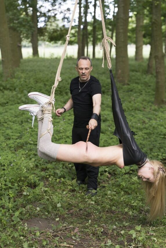Das 16-jährige blonde Mädchen Candee Licious lutscht einen Schwanz, nachdem es während der BDSM-Action mit dem Rohrstock verprügelt wurde