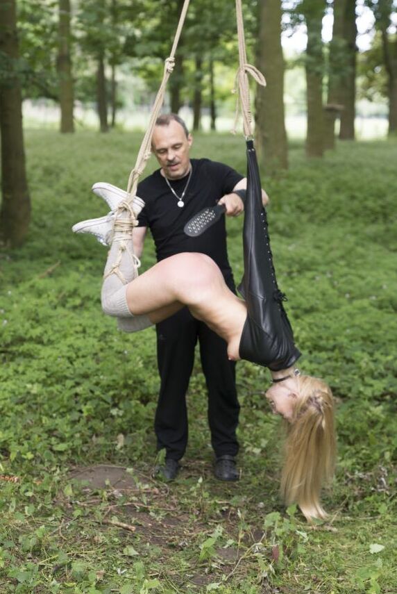Das 16-jährige blonde Mädchen Candee Licious lutscht einen Schwanz, nachdem es während der BDSM-Action mit dem Rohrstock verprügelt wurde