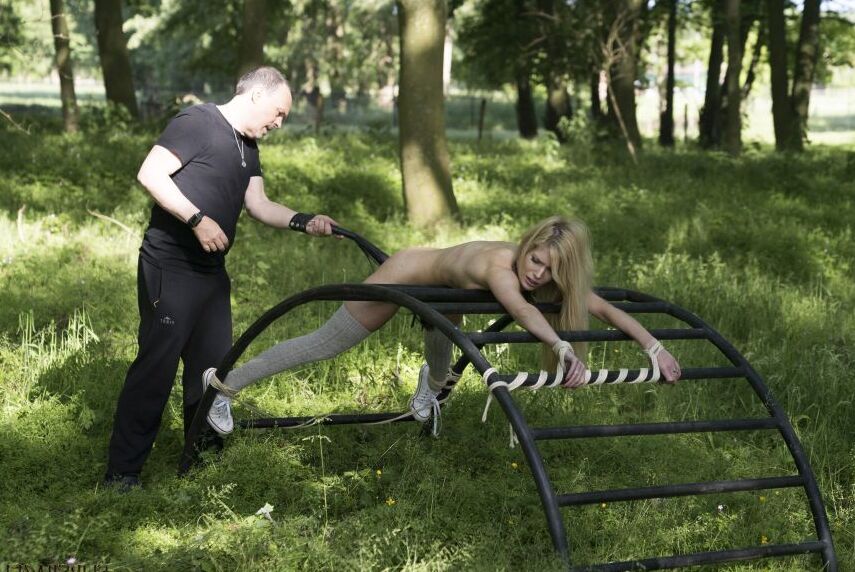 Das 16-jährige blonde Mädchen Candee Licious lutscht einen Schwanz, nachdem es während der BDSM-Action mit dem Rohrstock verprügelt wurde