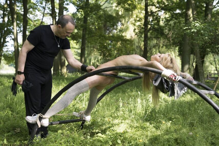 Das 16-jährige blonde Mädchen Candee Licious lutscht einen Schwanz, nachdem es während der BDSM-Action mit dem Rohrstock verprügelt wurde