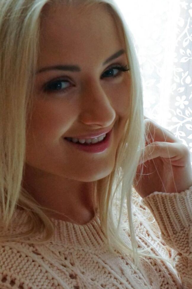 17P La jeune blonde Cayla Lyons se masturbe après avoir retiré sa lingerie en dentelle