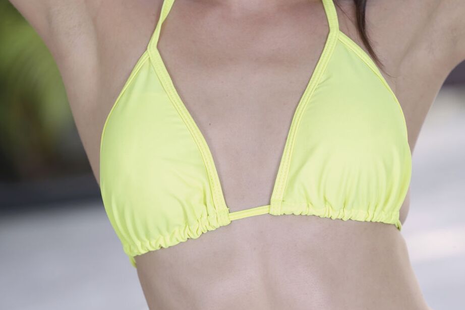 16P Margo Ros, jeune solo, enlève son bikini pour des poses nues confiantes.