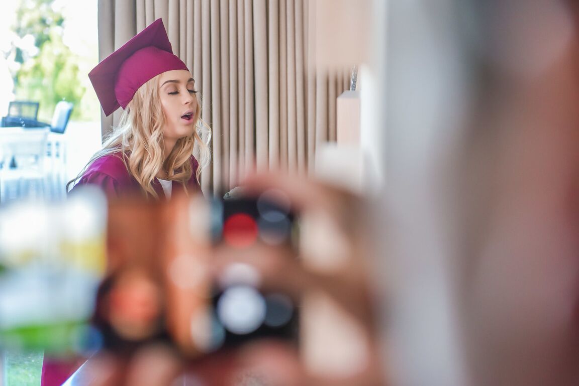 18P Graduada Anastasia Knight enganada por seu meio-irmão para um tratamento facial de boca aberta