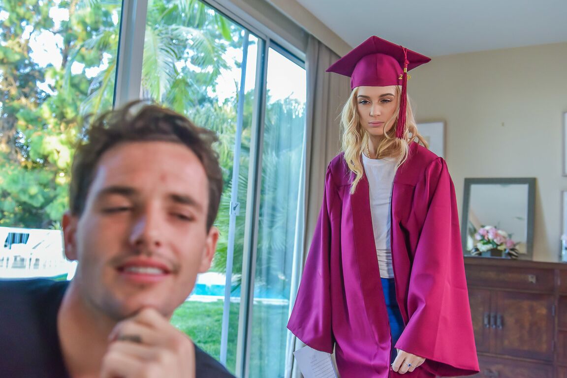 18P Graduada Anastasia Knight enganada por seu meio-irmão para um tratamento facial de boca aberta