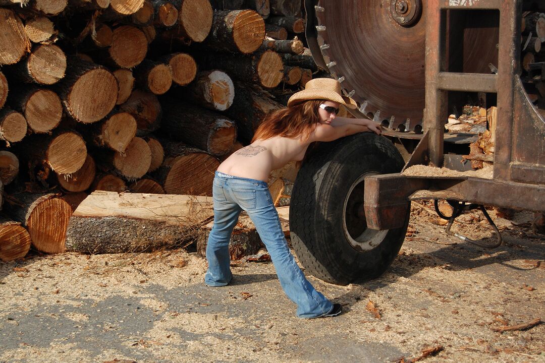 12P Country Girl Simply Devon affiche ses seins fermes dans un chapeau de cow-girl et un jean.
