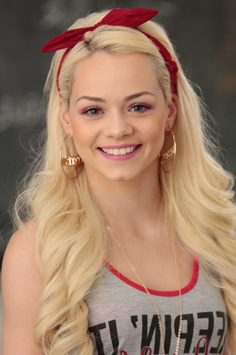 21P A universitária loira Elsa Jean fazendo sexo hardcore com um professor dotado