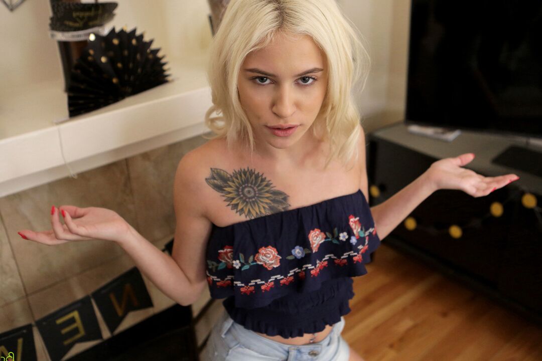 16P A adolescente loira Kiara Cole é coagida a fazer sexo pelo meio-irmão