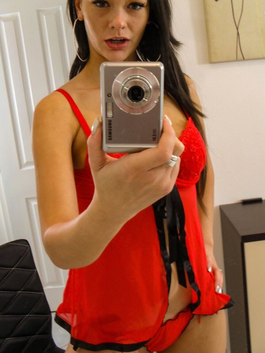 21P La joven caliente Sandy Ambrosia se toma selfies de sus dulces pechos con medias