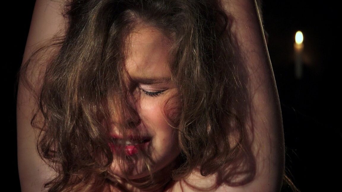 17P La chica blanca Bunny Babe acepta chupar una polla después de ser suspendida en bondage