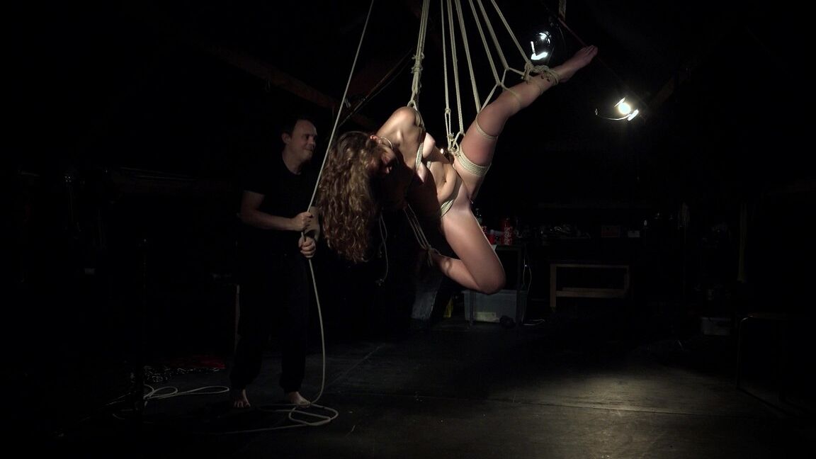 17P La chica blanca Bunny Babe acepta chupar una polla después de ser suspendida en bondage