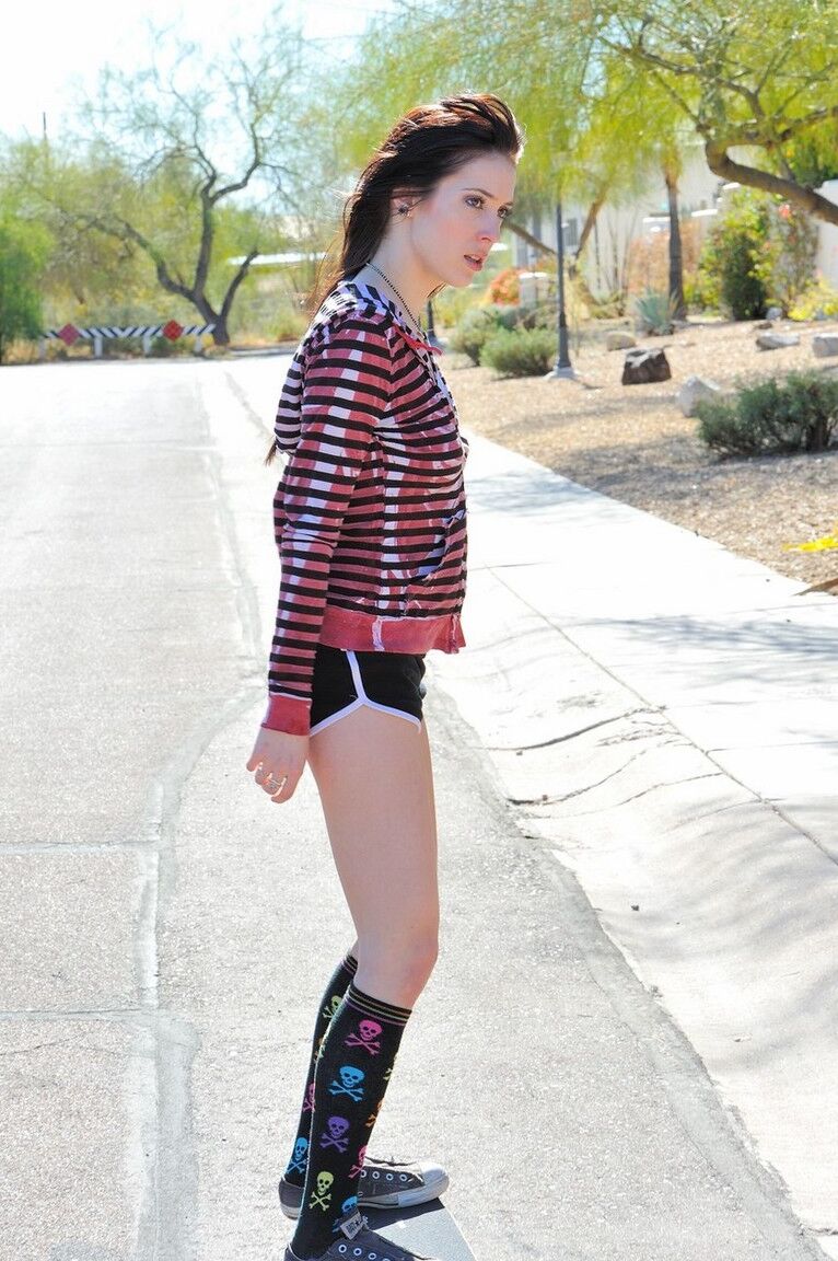 16P Une patineuse brune planche seins nus dans la rue