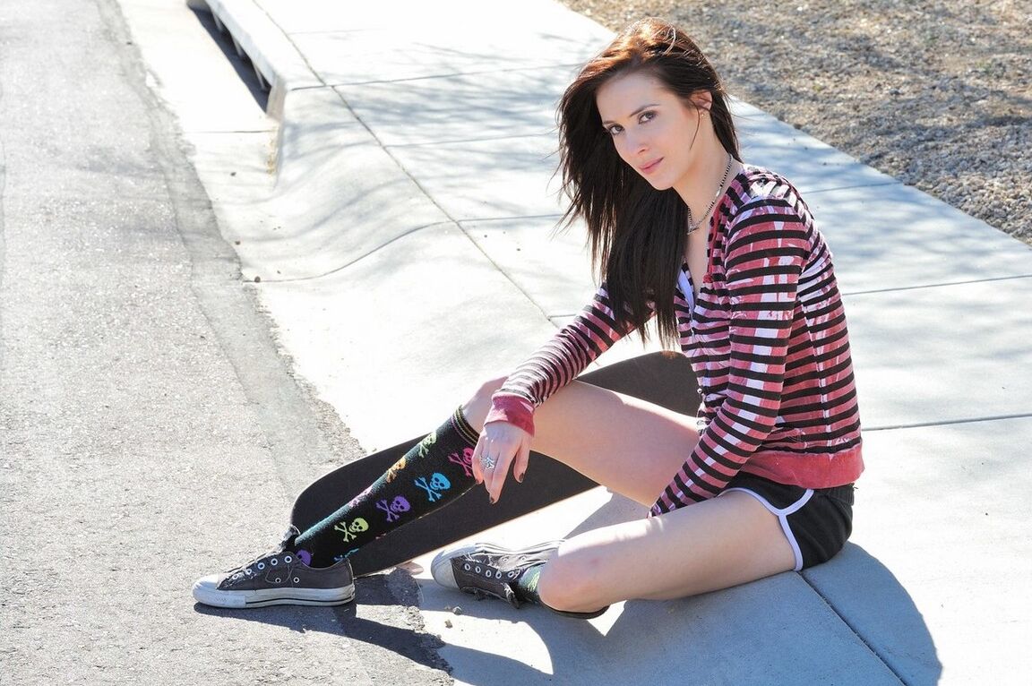 16P Une patineuse brune planche seins nus dans la rue