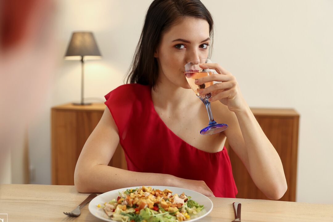 16P La joven cachonda Anie Darling seduce a su cita durante la cena con un vestido rojo