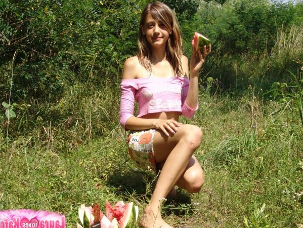 10P Linda adolescente Laura comendo melão enquanto pisca