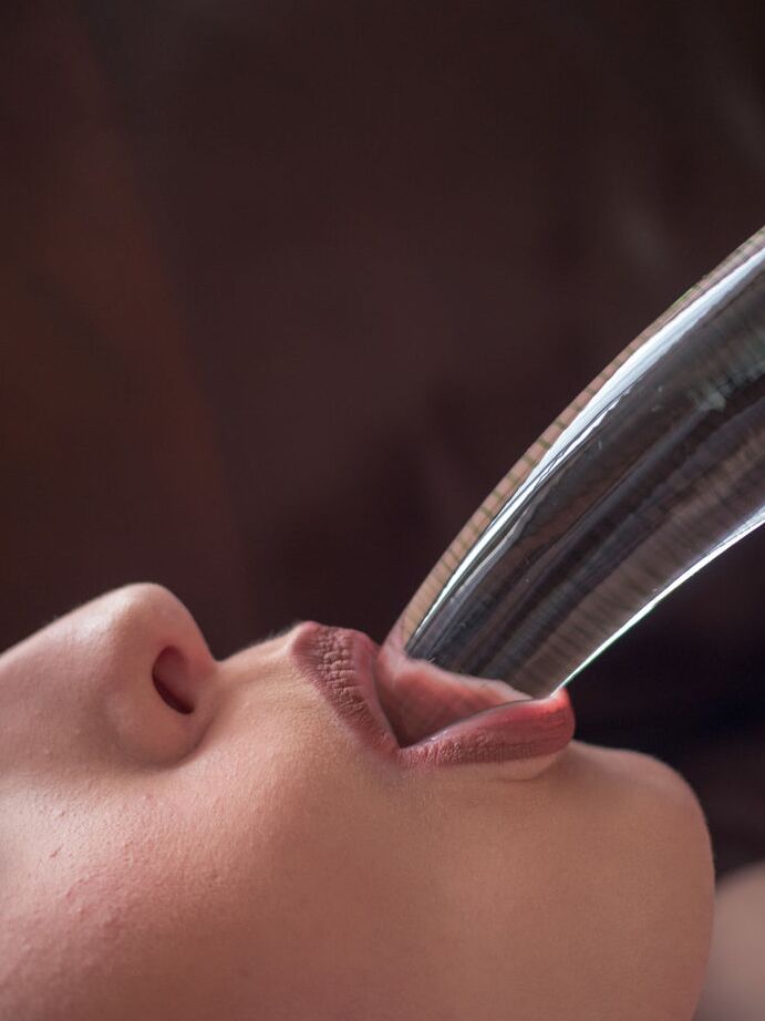16P Skinny Teen mit langen Beinen Elison G rammt einen Dildo in ihr Arschloch