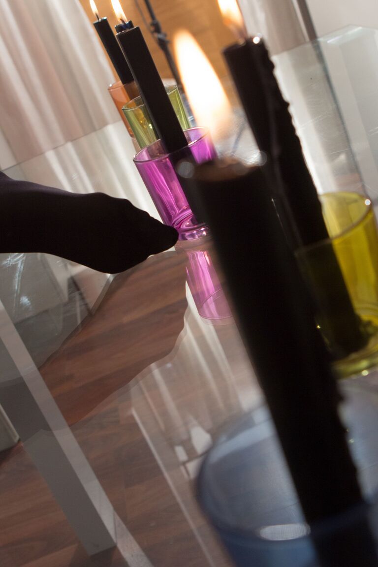 18P Vanessa O, une femme en chaleur, se doigte à la lumière des bougies allumées
