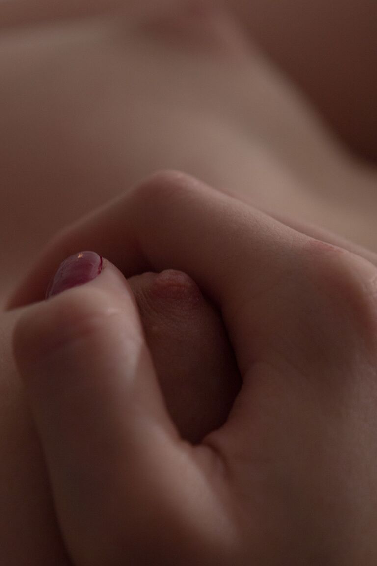 18P Vanessa O, une femme en chaleur, se doigte à la lumière des bougies allumées