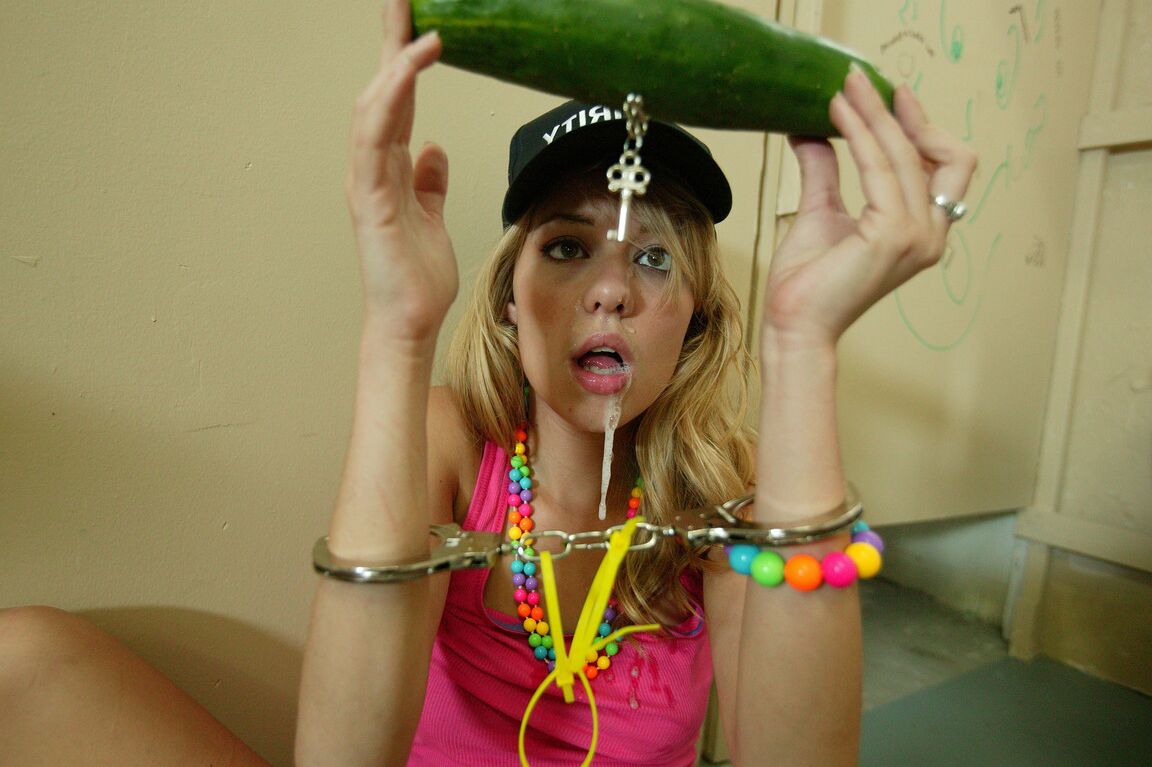 10P Jovem adolescente loira gostosa algemada, fodida e coberta de porra em um brutal BDSM bang