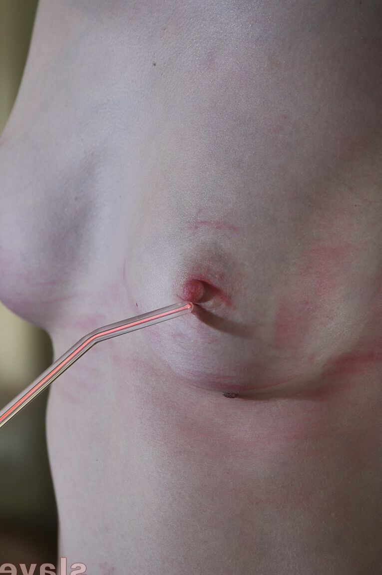 14P La esclava Tanata Trash hace una mueca de dolor antes de ofrecer sexo oral