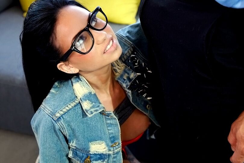 16P Raven Bay se arrodilla para practicar sexo oral con chaqueta vaquera y gafas