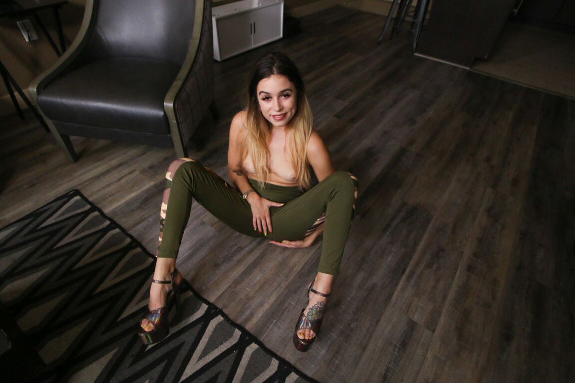 17P La cachonda Pamela Morrison chupando una polla antes de que le sacudan el chocho mojado