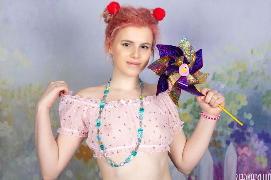 20P La joven Sally se desnuda sobre una alfombra con el pelo recogido en lindos bollos