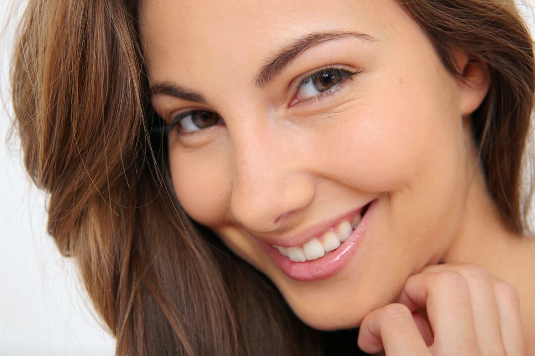 16P 長い髪の美女ジョセフィーヌがストッキングを履いたままベッドで素晴らしいヌードポーズをとります