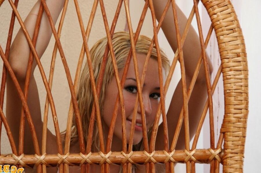 15P Die geile Teenagerin Debbie zeigt ihre perfekten, küssbaren Füße