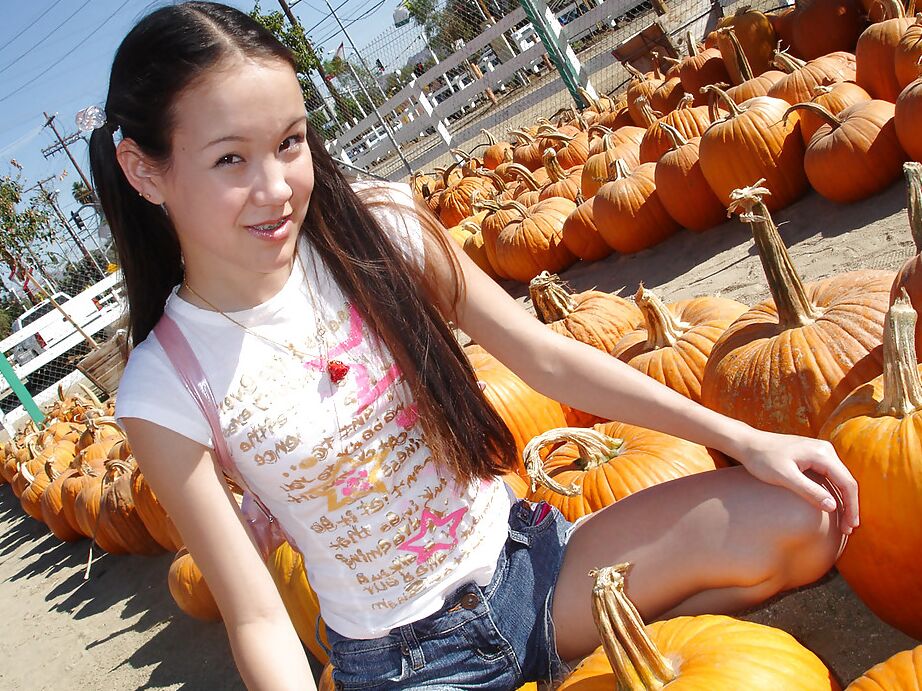 16P Amai Liu, une jeune aux petits seins, se masturbe sa douce chatte