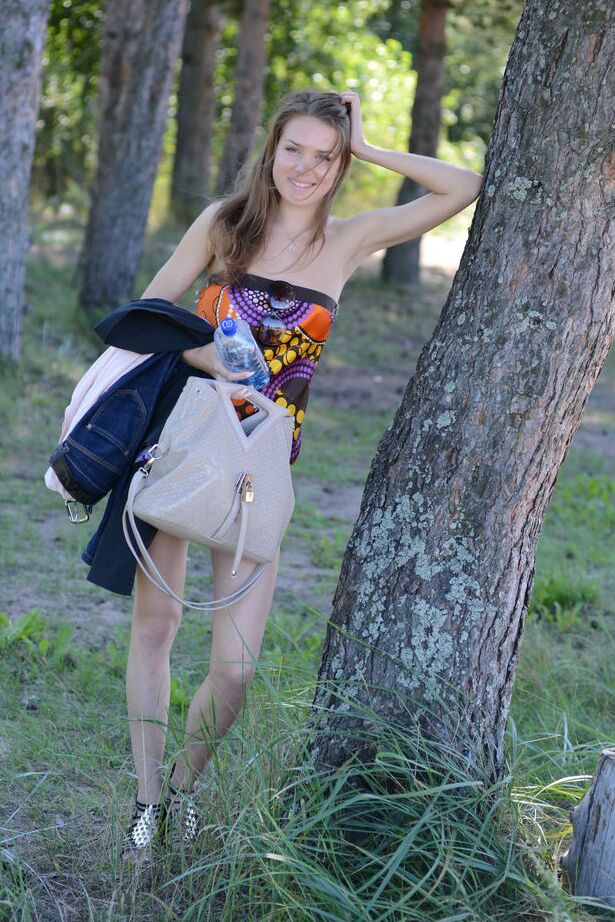 16P La joven alta Rumba se desnuda en el bosque mientras sostiene una sombrilla