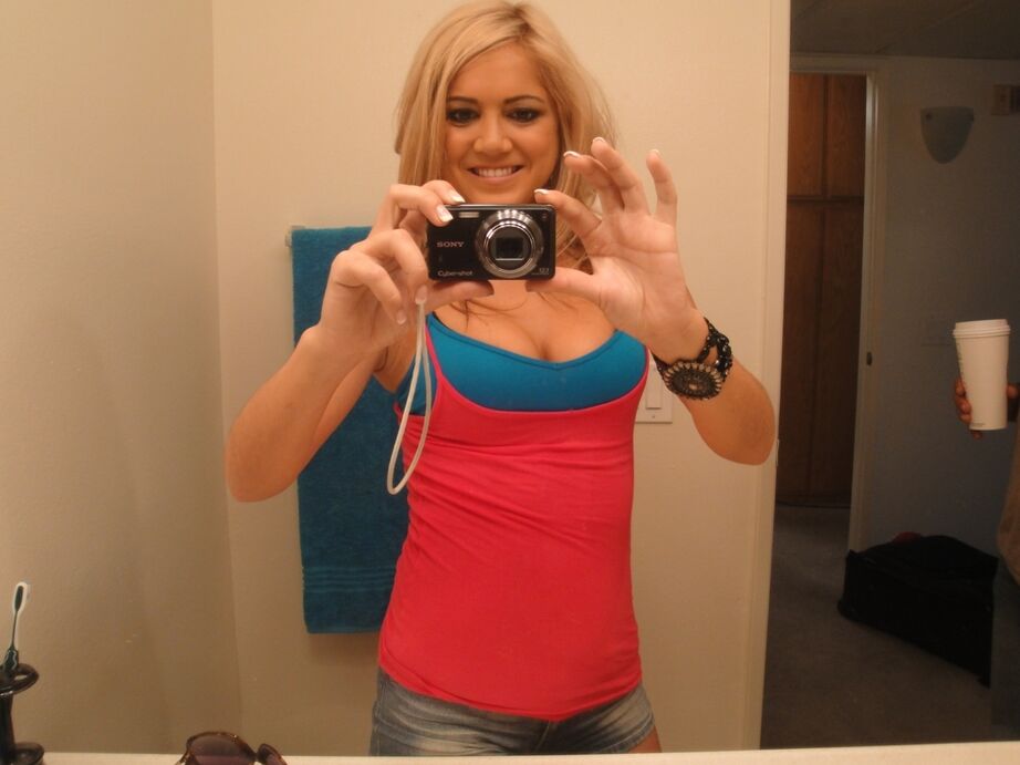 16P A linda adolescente loira Ashley Abott tira fotos enquanto se despe no espelho