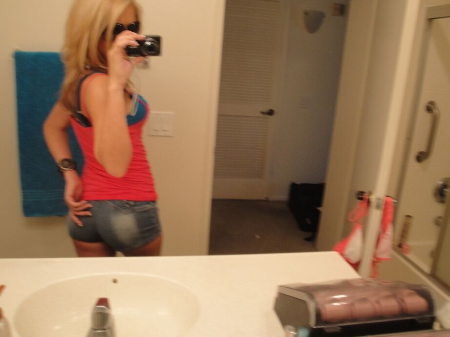 16P A linda adolescente loira Ashley Abott tira fotos enquanto se despe no espelho
