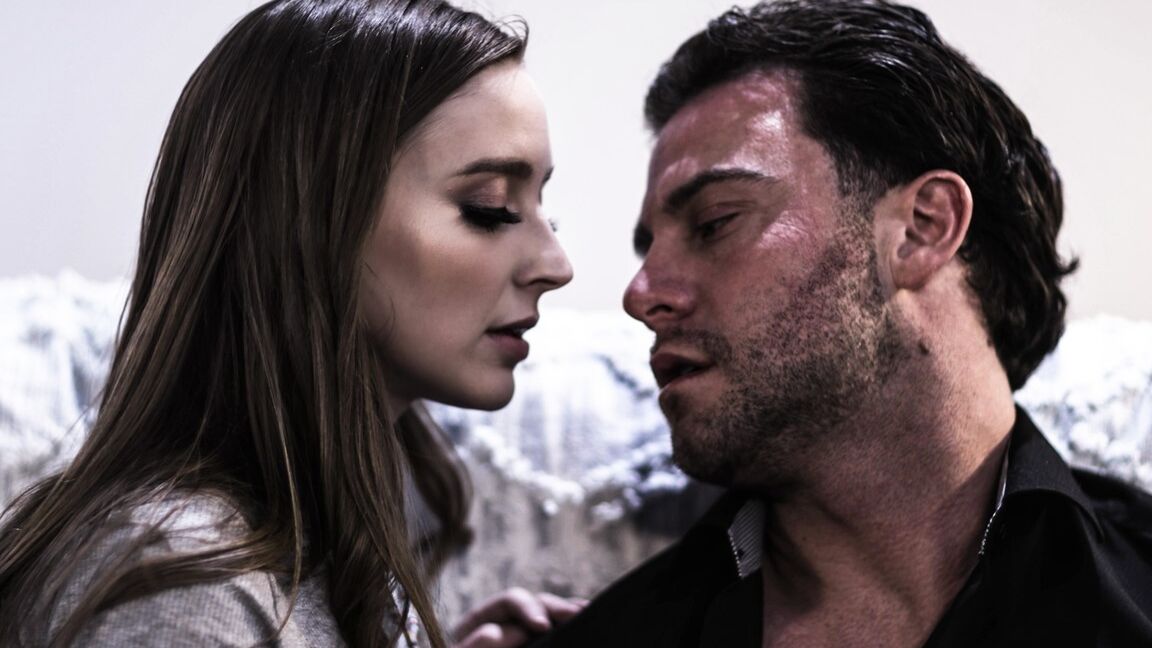 15P A adolescente morena Laney Gray faz sexo pesado com o padrasto pelas costas da mãe