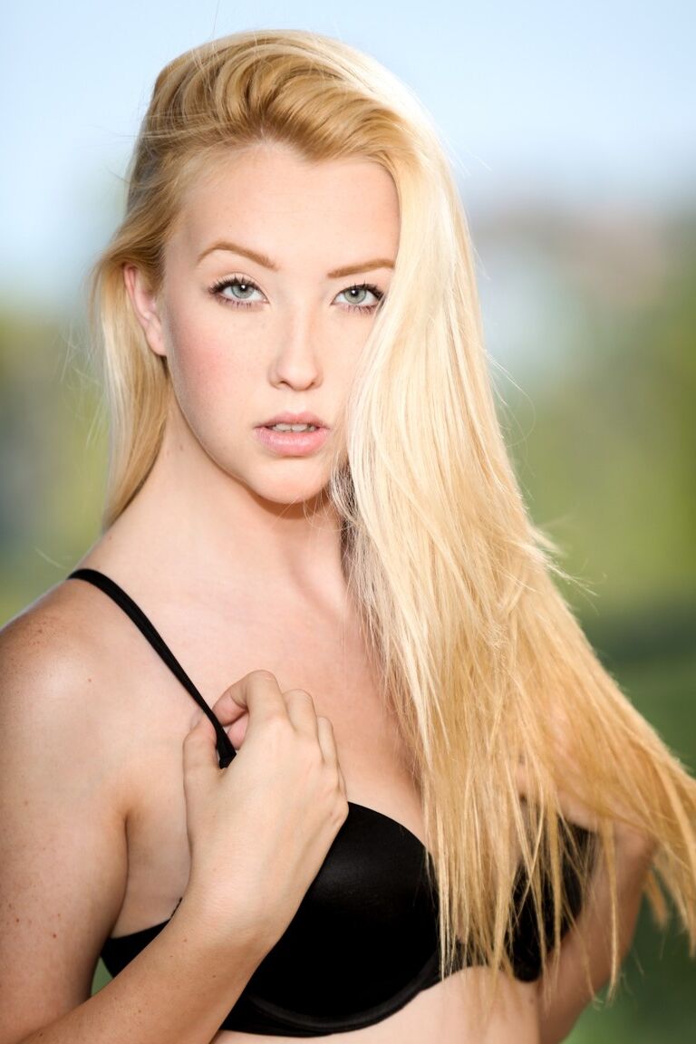 15P Die schöne Teenagerin Samantha Rone zieht sich an einem Aussichtspunkt in High Heels aus