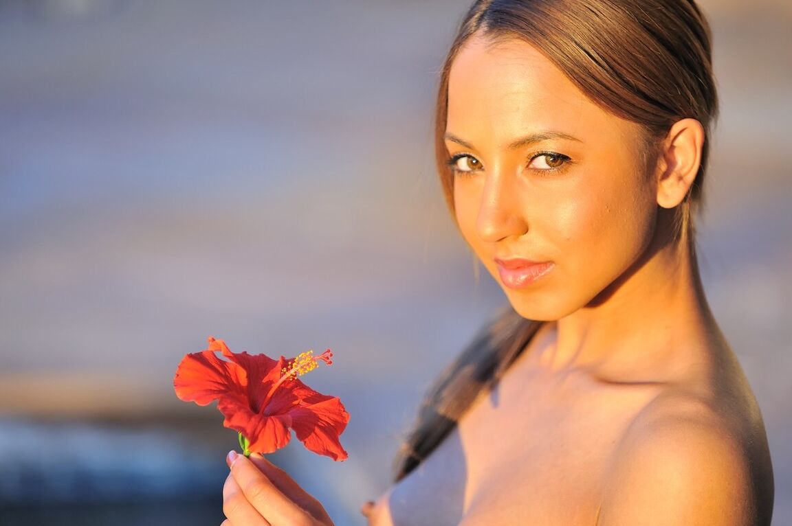 21P La miel morena Mallorie revela sus pequeñas tetas y hace alarde de sus duros pezones