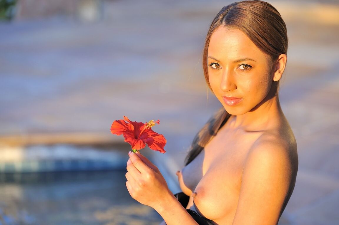 21P La miel morena Mallorie revela sus pequeñas tetas y hace alarde de sus duros pezones