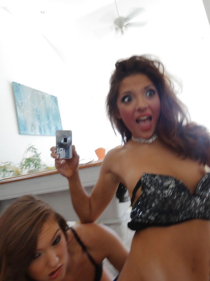 12P Las jóvenes lesbianas Maddy Oreily y Evilyn Fierce se besan y abrazan apasionadamente