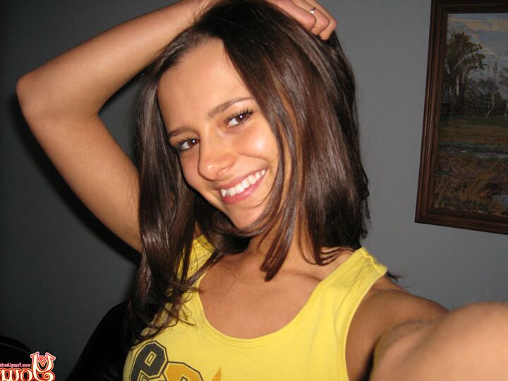 16P Garota magra fica totalmente nua durante uma série de fotos