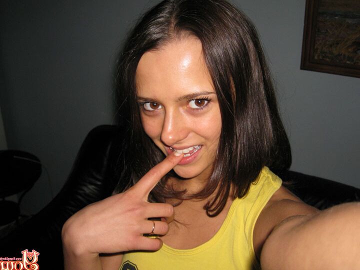 16P Garota magra fica totalmente nua durante uma série de fotos