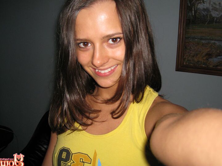 16P Garota magra fica totalmente nua durante uma série de fotos